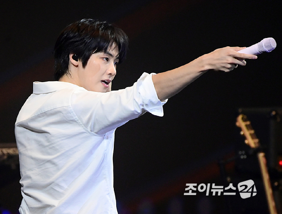 [포토] 엔플라잉 이승협, 전완근 플러팅