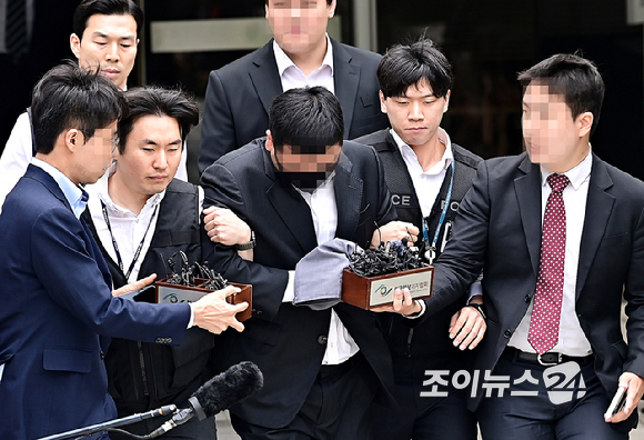 음주 뺑소니 혐의로 구속영장이 청구된 트로트 가수 김호중이 24일 오후 서울 중앙지방법원에서 조사를 받은 뒤 나서고 있다. [사진=곽영래 기자]