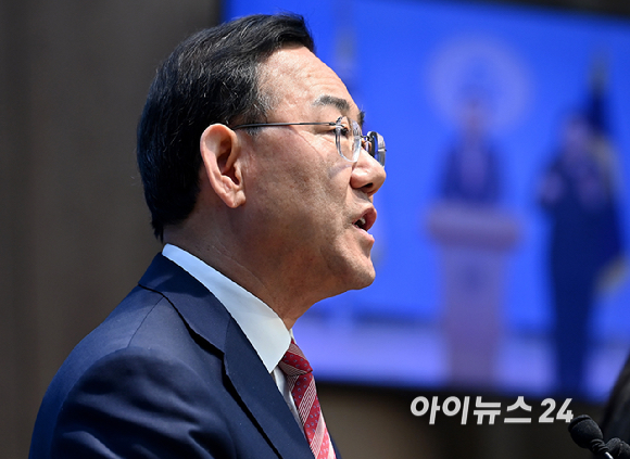 6&middot;3 지방선거 국민의힘 대구시장 경선에서 컷오프(공천 배제)된 주호영 의원이 23일 서울 여의도 국회 소통관에서 불출마 기자회견을 하고 있다. [사진=곽영래 기자]