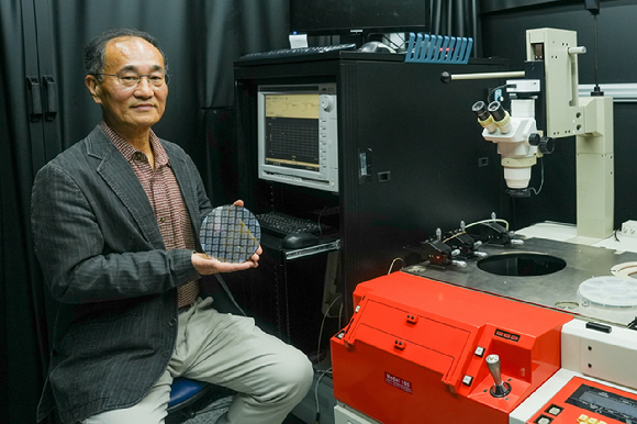 '한-EU 반도체 R&D 협력센터장'으로 선임된 한국전기연구원(KERI) 김상철 박사가 SiC 전력반도체를 들고 포즈를 취하고 있다. [사진=한국전기연구원]