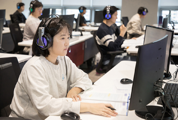 지난 19일 경기도 용인에 위치한 삼성전자 인재개발원에서 삼성전자 감독관들이 응시자들을 대상으로 예비 소집을 진행하고 있는 모습. [사진=삼성]