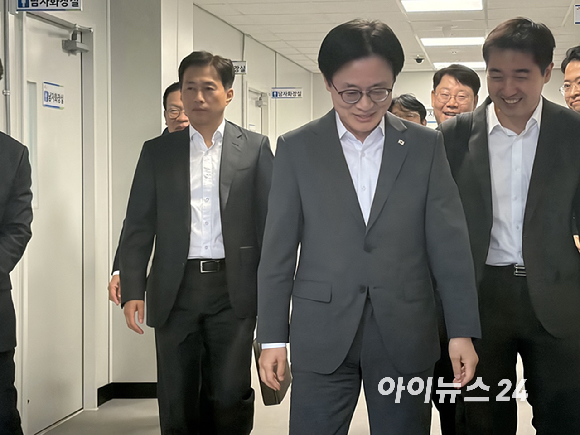곽노정(왼쪽) SK하이닉스 사장과 김정관(맨 앞 가운데) 산업통상부 장관. [사진=권서아 기자]