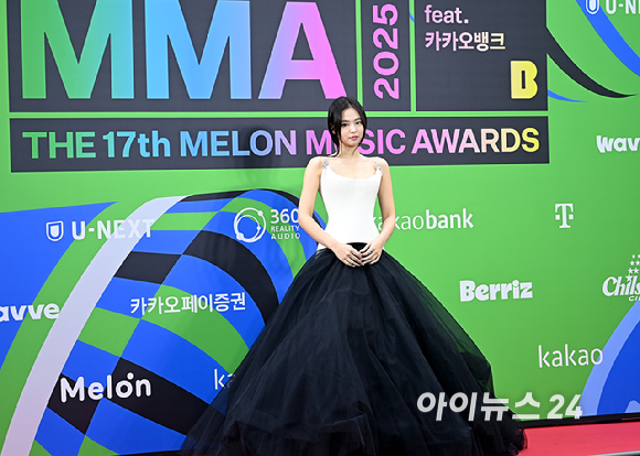 가수 제니가 20일 서울 구로구 고척돔에서 열린 '2025 멜론뮤직어워드(MMA2025)' 레드카펫에서 포즈를 취하고 있다.