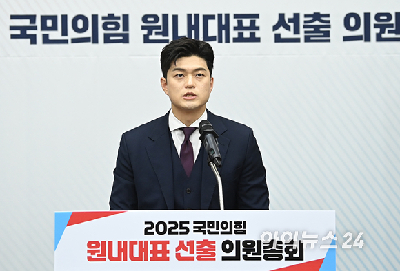 김용태 국민의힘 비상대책위원장이 16일 서울 여의도 국회에서 열린 원내대표 선출 선거 의원총회에서 인사말을 하고 있다. [사진=곽영래 기자]