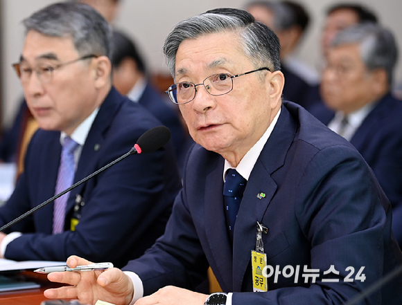 이한준 한국토지주택공사(LH) 사장이 14일 오전 서울 여의도 국회에서 열린 국회 국토교통위원회 국정감사에 출석해 질의에 답하고 있다. [사진=곽영래 기자]