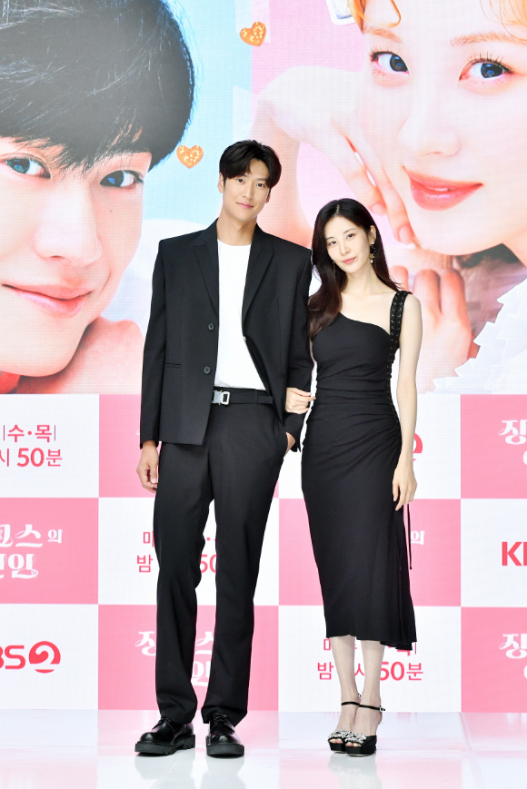 배우 나인우, 서현이 15일 온라인으로 진행된 KBS 2TV 새 수목드라마 '징크스의 연인' 제작발표회에 참석해 포즈를 취하고 있다. [사진=KBS]