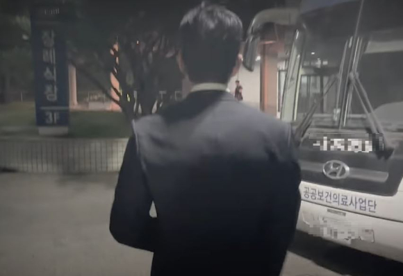 400만 명 이상의 구독자를 보유한 유튜버 '보겸'이 시청역 사고로 아버지를 잃은 팬의 빈소를 직접 찾았다. [사진=유튜브 '보겸TV' 캡처]