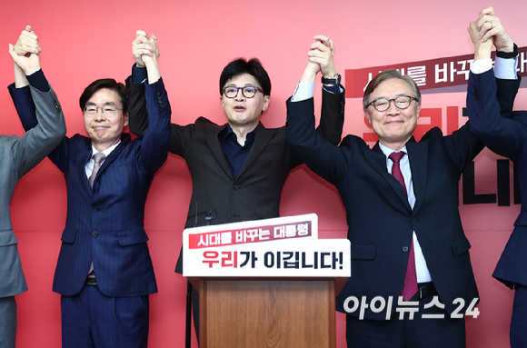 한동훈 국민의힘 대선 경선 후보가 18일 서울 여의도에 마련된 국민먼저캠프 사무실에서 열린 캠프 인사 발표 기자회견에서 최재형, 조경태 선관위원장 등과 손을 맞잡고 기념촬영을 하고 있다. [사진=곽영래 기자]