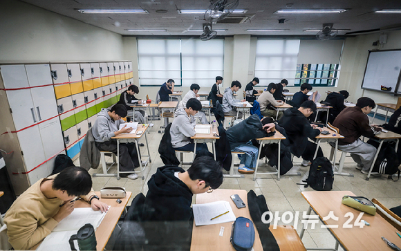 2026학년도 대학수학능력시험이 실시된 13일 오전 서울 용산구 용산고등학교에서 수험생들이 시험 준비를 하고 있다. [사진=사진공동취재단]
