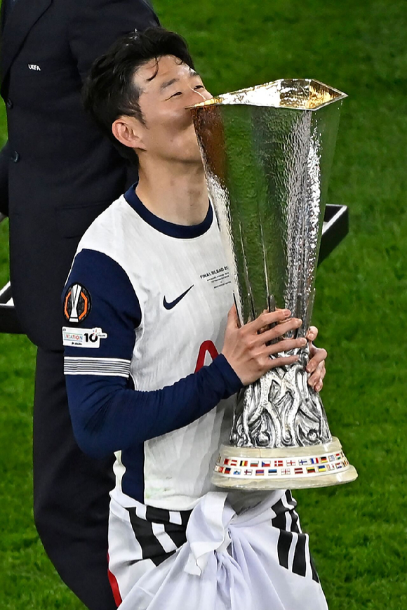 손흥민이 22일 오전 열린 2024-25 유로파리그 결승전에서 맨체스터 유나이티드를 1-0으로 꺾고 우승, 세레머니를 하고 있다. [사진=AFP/연합뉴스]