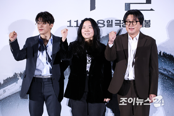 배우 구교환, 홍의정 감독, 배우 김윤석이 30일 오전 서울 용산구 CGV 용산아이파크몰점에서 진행된 영화 '폭설'(감독 홍의정, 박선우) 제작보고회에 참석해 포즈를 취하고 있다. [사진=문수지 기자]