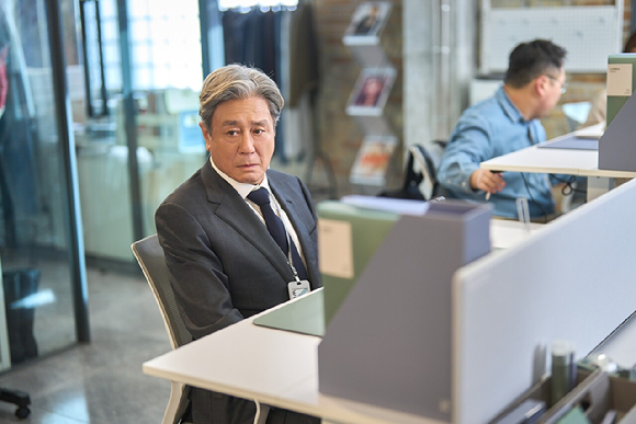 배우 최민식과 한소희가 영화 '인턴'에서 연기 호흡을 맞추고 있다. [사진=워너브러더스코리아㈜]