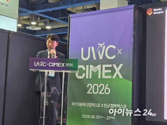 서울 강남구 코엑스 '2026 무인이동체X민군협력엑스포' 한화에어로스페이스 부스 전시장에 놓인 다목적 무인차량 '아리온스멧'(Arion-SMET). [사진=최란 기자]