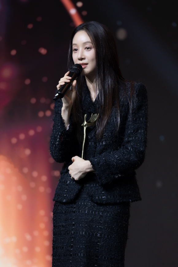 배우 정려원이 제33회 대한민국문화연예대상에서 영화 부문 여자 최우수상을 수상하는 영예를 안았다. [사진=블리츠웨이엔터테인먼트]
