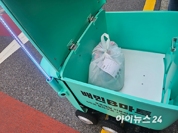 지난 17일 배달로봇 '딜리'가 강남구 봉은사로의 한 이면도로에서 차량을 피해 주행하고 있는 모습이다. [사진=설재윤 기자]