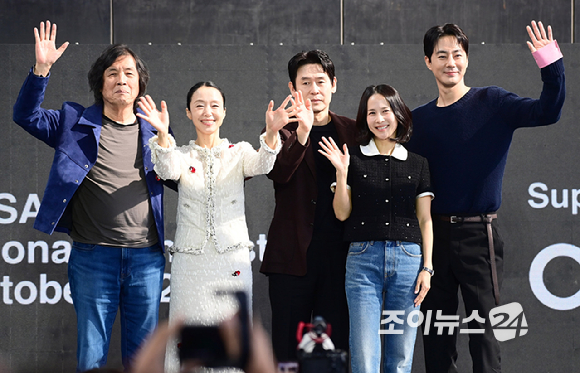 (왼쪽부터)이창동 감독-배우 전도연-설경구-조여정-조인성이 7일 부산 해운대구 영화의전당에서 열린 제31회 부산국제영화제 '가능한 사랑' 오픈토크에 참석하고 있다. [사진=정소희 기자]