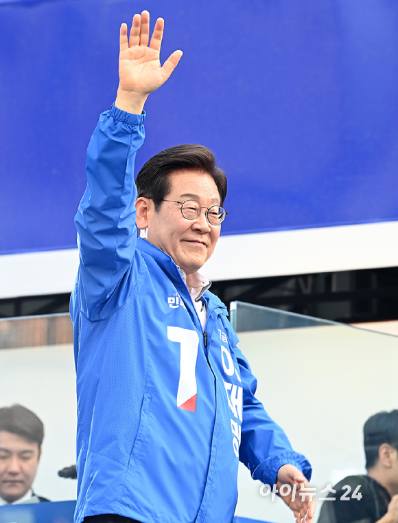 이재명 더불어민주당 대선 후보가 28일 오후 서울 동대문구 왕십리역 광장에서 열린 유세에 참석해 유권자들에게 지지를 호소하고 있다. [사진=곽영래 기자]