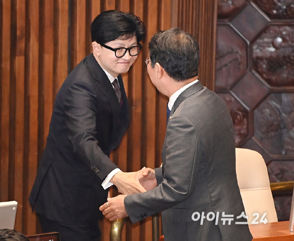 법무부 장관 후보인 김승원 더불어민주당 의원과 한동훈 무소속 의원이 1일 서울 여의도 국회에서 열린 제439회국회(정기회) 개회식에서 인사하고 있다. [사진=곽영래 기자]