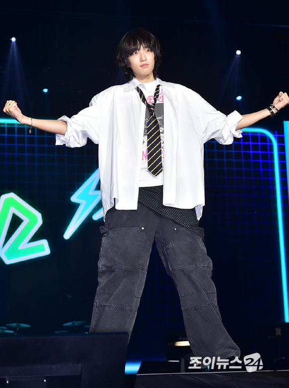 밴드 AxMxP(에이엠피) 김신이 10일 오후 서울 송파구 올림픽공원 올림픽홀에서 열린 AxMxP 첫 번째 정규 앨범 'AxMxP' 데뷔 쇼케이스에 참석하고 있다. [사진=정소희 기자]