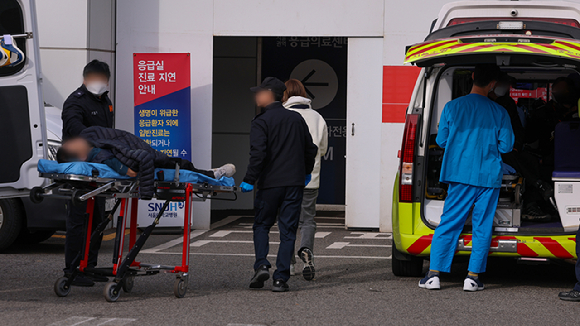 한 대형병원에서 한 환자가 응급실로 이송되고 있다. 기사와 직접 관련이 없는 사진 [사진=연합뉴스]