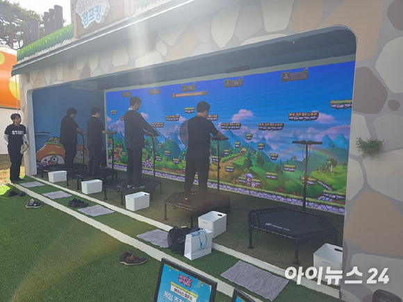 22일 서울 송파구 석촌호수 동호에 메이플스토리 '주황버섯'을 본뜬 대형 아트벌룬이 띄워져 있다. [사진=넥슨]