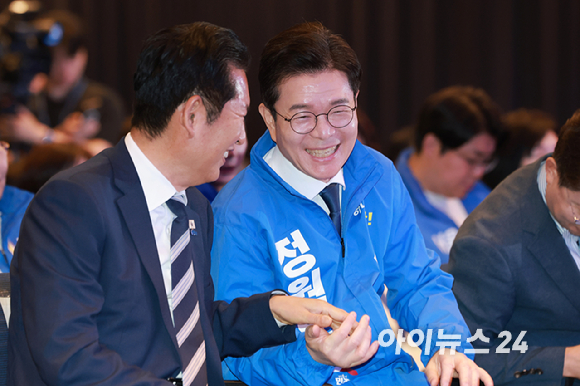 더불어민주당 상임총괄선대위원장인 정청래 대표가 11일 서울 영등포구 여의도 중소기업중앙회 KBIZ홀에서 열린 서울 공천자대회에 참석해 인사말을 마친 뒤 민주당 정원오 서울시장 후보 손을 잡고 있다. [사진=국회사진기자단]