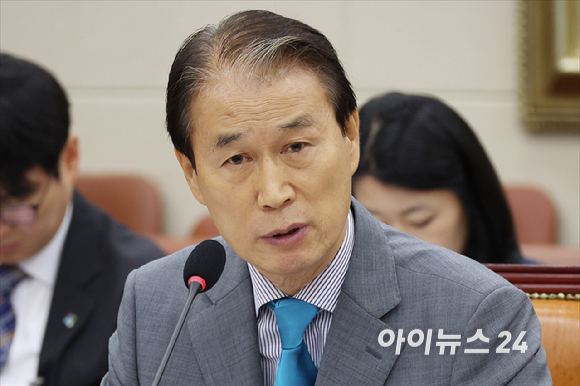 권오을 국가보훈부 장관 후보자가 15일 서울 여의도 국회에서 열린 국회 정무위원회 권오을 국가보훈부 장관 후보자 인사청문회에서 질의에 답변하고 있다. [사진=곽영래 기자]