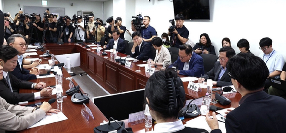 무소속 한동훈 의원이 4일 국회 의원회관에서 열린 '보완수사권 폐지 지옥문이 열렸다' 토론회에서 발언하고 있다. [사진=연합뉴스]
