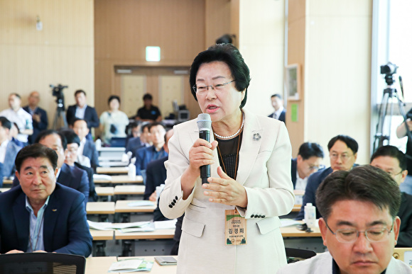 지난 13일 김경희 이천시장이 산림연찬회에 참석해 남성현 산림청장에게 지역현안을 건의하고 있다. [사진=이천시]