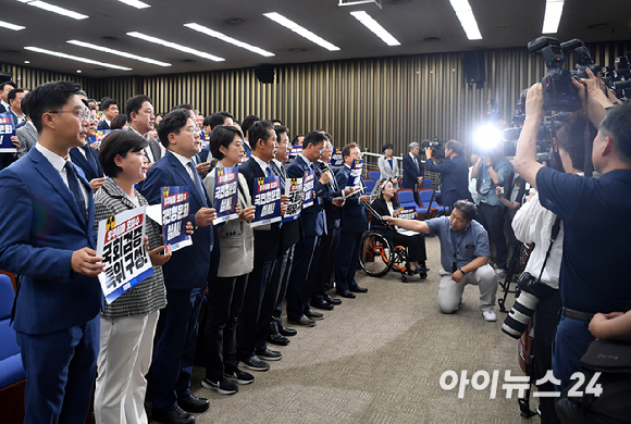 12일 국회에서 열린 더불어민주당 의원총회에서 이재명 대표를 비롯한 소속 의원들이 후쿠시마 오염수 투기 저지를 촉구하는 구호를 외치고 있다 [사진=곽영래 기자]