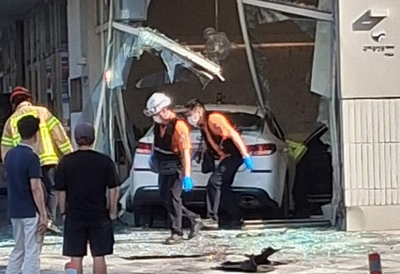 세종 상가 돌진 사고 현장 [사진=독자제공/연합뉴스]