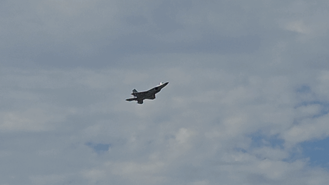  공군 특수비행팀 블랙이글스가 17일 서울공항에서 비행하고 있다. [사진=최란 기자]