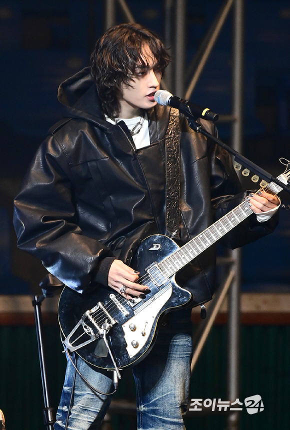 밴드 에이엠피 김신이 21일 오후 서울 송파구 잠실학생체육관에서 열린 '2026 JOY콘서트 - 보이스 오브 스프링(Voice of spring)'에서 멋진 무대를 선보이고 있다. [사진=정소희 기자]