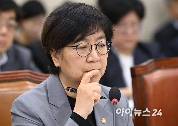 정은경 보건복지부 장관이 15일 서울 여의도 국회 보건복지위원회에서 열린 보건복지부 등에 대한 국정감사에서 의원의 질의에 답변하고 있다. [사진=곽영래 기자]