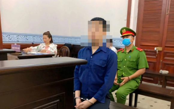 자신을 타일렀다는 이유로 한국에서 베트남까지 온 아버지를 살해한 한국인 남성이 현지에서 사형선고를 받았다. 사진은 재판에 선 A씨의 모습. [사진=탄니엔신문]