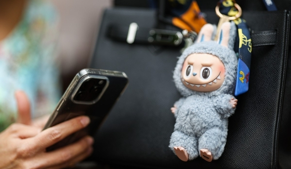 한정판 거래 플랫폼 크림에서 판매 중인 '라부부X프로나운스 판타지 날개 인형'. 정가보다 10배 이상 높은 가격이 형성돼 있다. [사진=라부부]