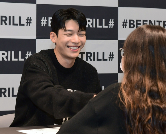 배우 위하준이 27일 오후 경기도 화성시 동탄 롯데백화점에서 프리미엄 캐주얼 브랜드 빈트릴 팬사인회에 참석하고 있다. [사진=빈트릴]