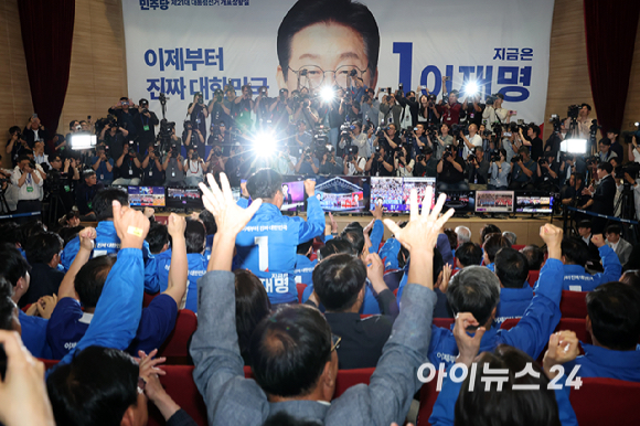 이재명 더불어민주당 대선후보의 선거상황실이 차려진 국회의원회관 대회의실에서 출구조사 결과가 이 후보의 우위로 나타나자 당직자들이 환호 하고 있다. [사진=곽영래 기자]