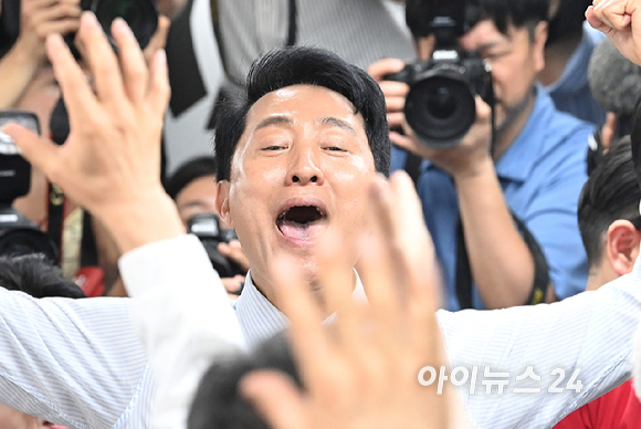 국민의힘 오세훈 서울시장 후보가 제9회 전국동시지방선거일 다음날인 4일 서울 종로구 대왕빌딩에 마련된 선거사무소에서 입장을 밝힌 뒤 기뻐하고 있다. [사진=곽영래 기자]