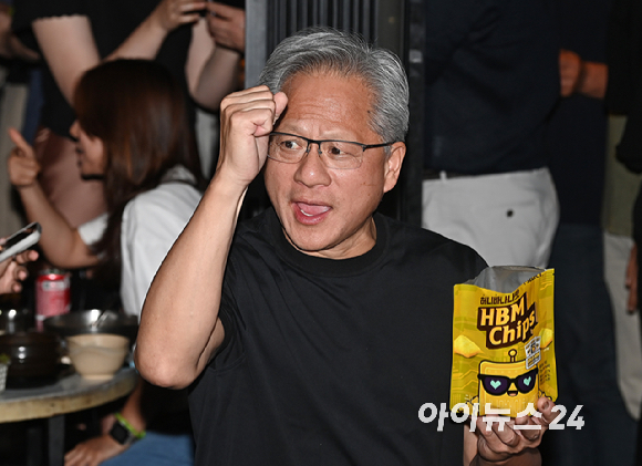 젠슨 황 엔비디아 최고경영자(CEO)가 5일 서울 마포구 서교동의 한 고깃집에서 최태원 SK회장, 구광모 LG회장, 이해진 네이버 의장과 삼겹살 회동에서 시민들에게 HBM 칩을 나눠주고 있다. [사진=곽영래 기자]