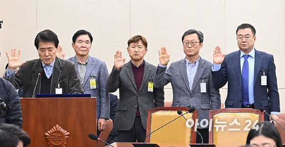 이상요 한국방송공사 이사 등 증인들이 19일 오전 서울 여의도 국회 과학기술정보방송통신위원회에서 열린 인사청문회에서 증인 선서를 하고 있다. [사진=곽영래 기자]