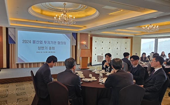 한국수자원공사는 18일 서울시 중구 롯데호텔에서 공사를 포함한 30개 물산업 투자기관이 참여하는 ‘물산업 투자기관 협의회’ 정기총회·유망기업 투자유치를 위한 기업설명회(IR)를 개최했다.[사진=수자원공사]