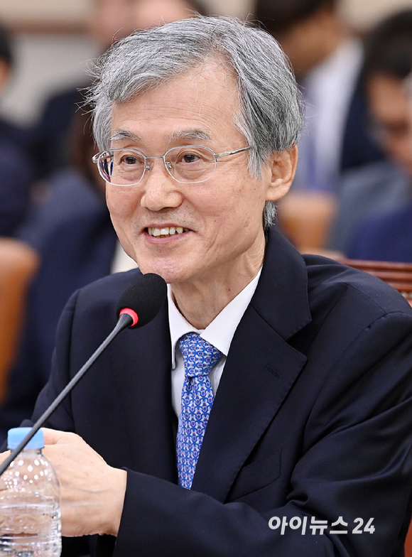 조희대 대법원장이 6일 서울 여의도 국회에서 열린 국회 법제사법위원회의 대법원 등 국정감사에서 의원 질의에 답변하고 있다. [사진=곽영래 기자]