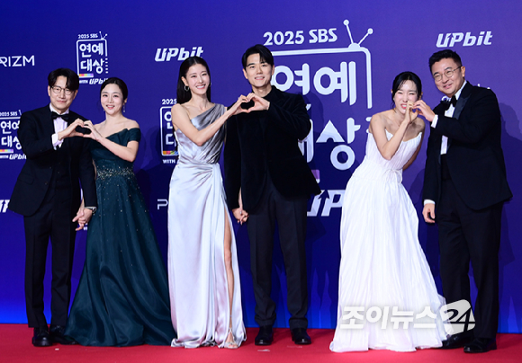 '동상이몽2' 조우종-정다은 부부, 이현이-홍성기 부부, 이지혜-문재완 부부가 30일 오후 서울 마포구 상암동 SBS 프리즘타워에서 열린&nbsp;2025 SBS 연예대상&nbsp;레드카펫 행사에 참석하고 있다. [사진=정소희 기자]