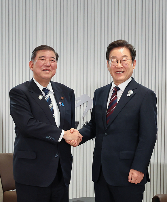 이재명 대통령이 지난 17일(현지시간) 캐나다 앨버타주 캐내내스키스 주요 7개국(G7) 정상회의장에서 열린 한일 정상회담에서 이시바 시게루 일본 총리와 악수하며 기념촬영을 하고 있다. [사진=연합뉴스]