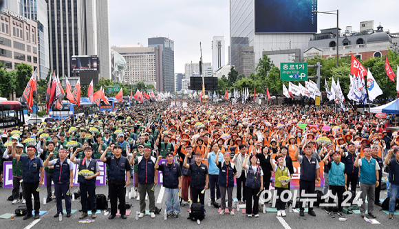 민주노총 조합원들이 15일 서울 종로구 동화면세점 앞에서 열린 '원청교섭 원년, 초기업교섭 돌파! 모든 노동자의 노동기본권 쟁취! 민주노총 7&middot;15 총파업대회'에서 구호를 외치고 있다.이번 총파업은 지난 3월 시행된 이른바 '노란봉투법'(개정 노동조합법)에 따라 원청의 사용자 책임을 인정하고 하청 노동자와 직접 교섭에 나설 것을 요구하기 위해 마련됐다. [사진=곽영래 기자]