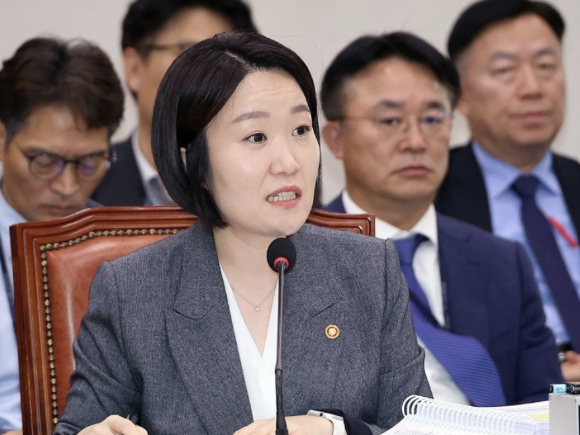이소영 중소벤처기업부 장관이 7일 국회에서 열린 산업통상자원중소벤처기업위원회 국정감사에 출석해 의원 질의에 답하고 있다. [사진=연합뉴스]