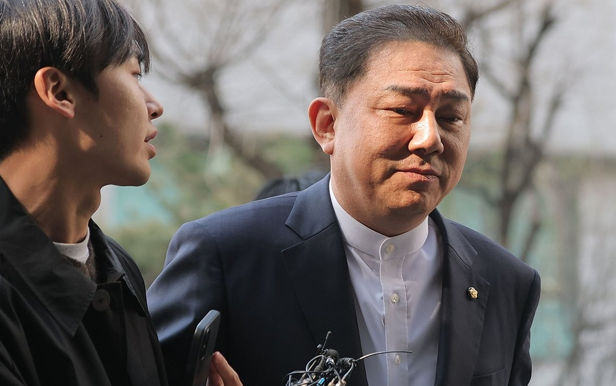뇌물수수 의혹 등을 받는 무소속 김병기 의원이 지난 4월 2일 조사를 받기 위해 마포구 서울경찰청 공공범죄수사대에 출석하고 있다. 2026.4.2 [사진=연합뉴스]