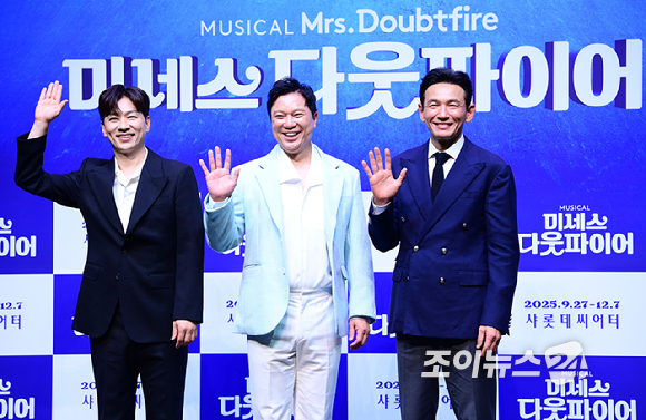 배우 정상훈-정성화-황정민이 2일 오후 서울 서대문구 이화여자대학교 삼성홀에서 열린 뮤지컬 '미세스 다웃파이어' 제작발표회에 참석하고 있다. [사진=정소희 기자]