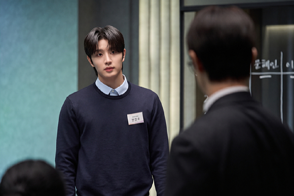 배우 김재원과 조이현이 영화 '최종면접'에서 연기 호흡을 맞추고 있다. [사진=NEW]